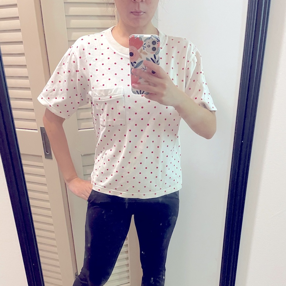 💜 5 for $25 White and red polka dot pocket tee